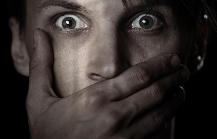 Homem raptado e violado